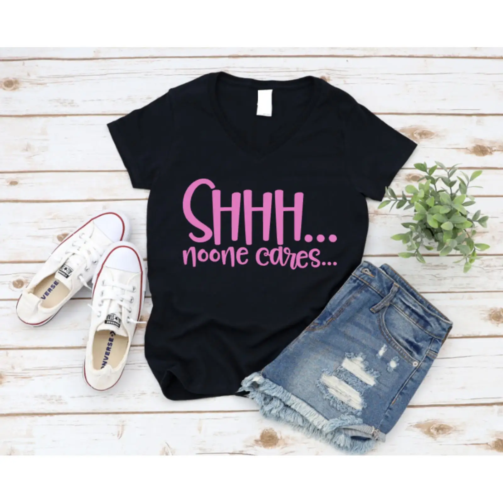 T-shirt nera con scritta rosa  - On Sneaker Care recensione e prezzo